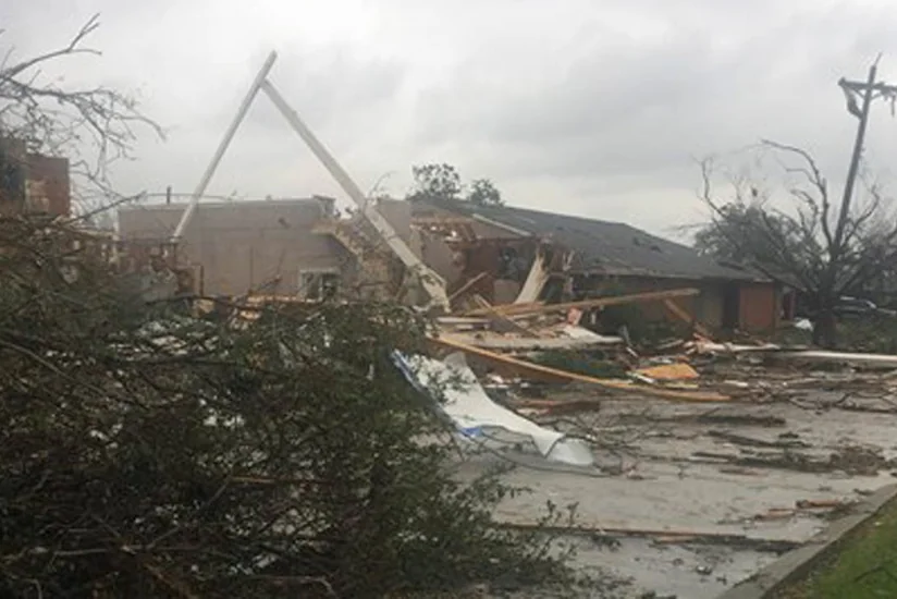 ABŞ ştatı ardıcıl tornado hücumuna məruz qalıb, xəsarət alanlar var