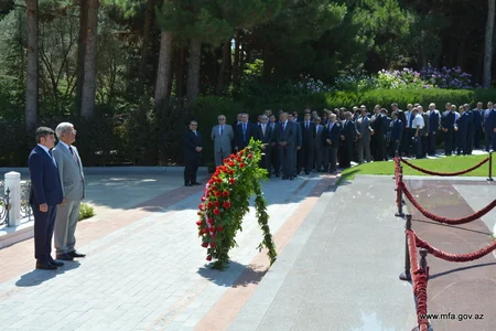 XİN kollektivi Fəxri Xiyabanı və Şəhidlər Xiyabanını ziyarət edib