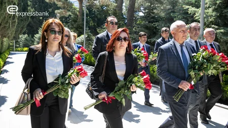 Expressbankın rəhbərliyi Ulu Öndərin məzarını ziyarət edib