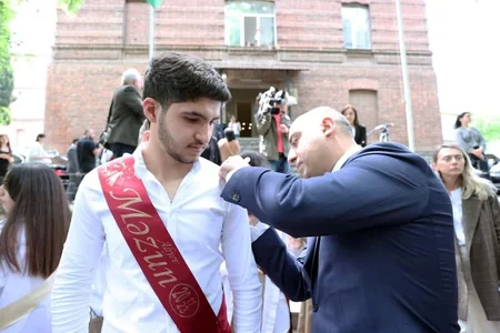 Gürcüstanın təhsil və elm naziri tədrisi Azərbaycan dilində aparılan məktəbdə buraxılış tədbirinə qatılıb