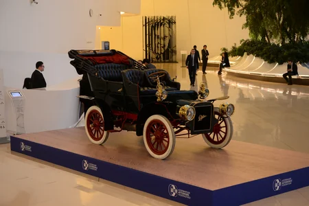 Heydər Əliyev Mərkəzində unikal klassik və idman avtomobilləri nümayiş olunur