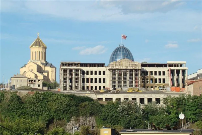 Президент Грузии и его охранники приняли участие в спасении беременной женщины, попавшей в ДТП