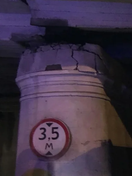 Betonvuran maşının dağıtdığı körpüdə qatarların hərəkəti dayandırılıb