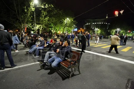 İrəvanda etirazçılar mərkəzi küçələrin kəsişməsində düşərgə salıblar