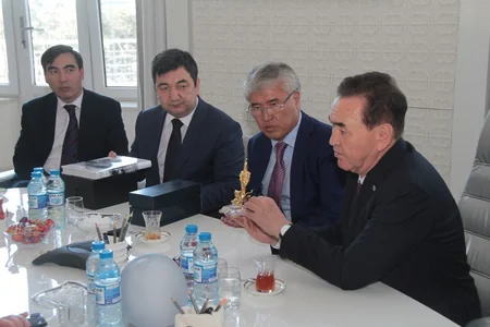 Əbülfəs Qarayev Qazaxıstan nümayəndə heyəti ilə görüşüb