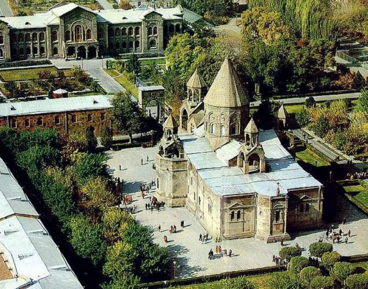 Протестующие попыталась ворваться в канцелярию патриарха Армении