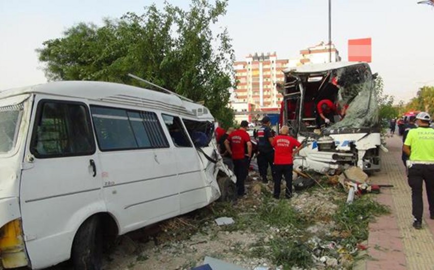 Türkiyədə avtobus dərəyə yuvarlanıb, 33 nəfər yaralanıb