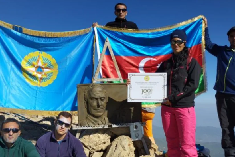 Группа сотрудников МЧС совершила восхождение на Пик Гейдара