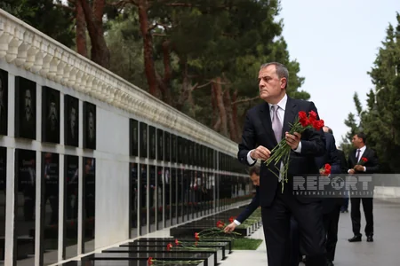 XİN-in rəhbər heyəti Fəxri və Şəhidlər xiyabanlarını ziyarət edib
