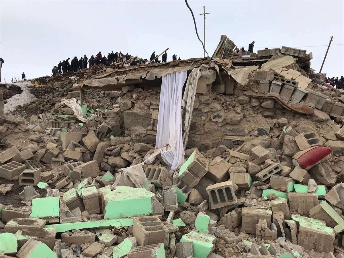 Death toll in Iran earthquake tops 100