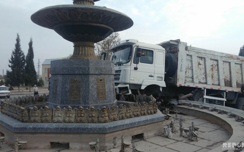 Gəncə şəhərində yük maşını qəza törədib - FOTO