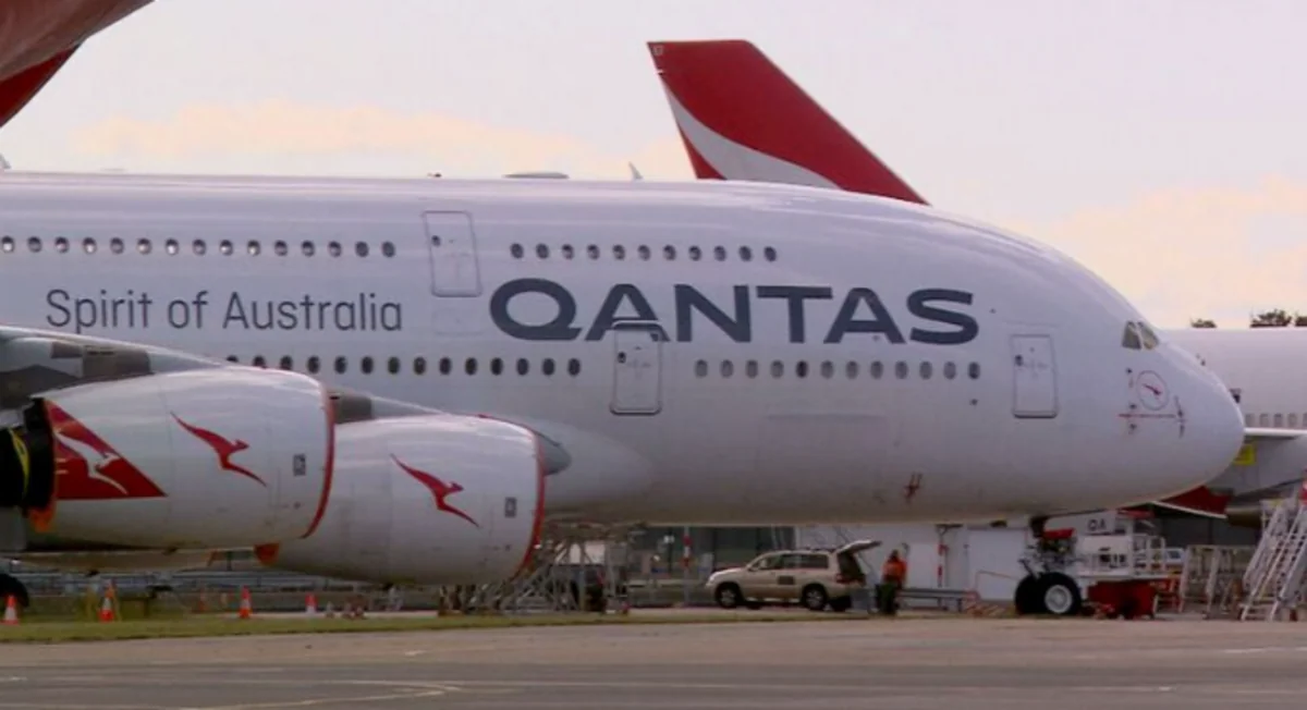 Авиакомпания Qantas отменила ношение масок на рейсах в Великобританию, Италию и США