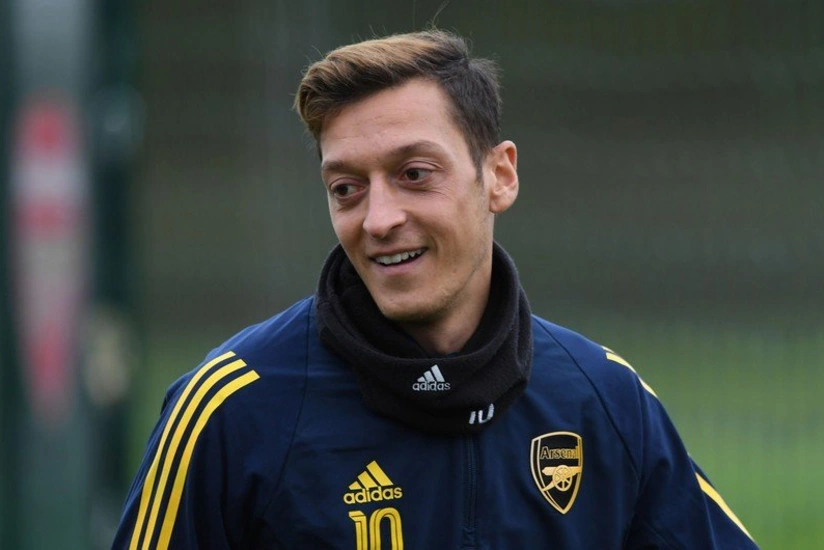 Mesut Özil Fənərbağçaya keçid üçün milyonlarla avrodan imtinaya hazırdır