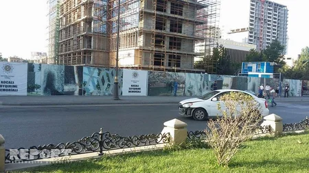 Xətai rayonunda qəza olub, avtomobil yoldan çıxaraq parkın ərazisinə girib - FOTO