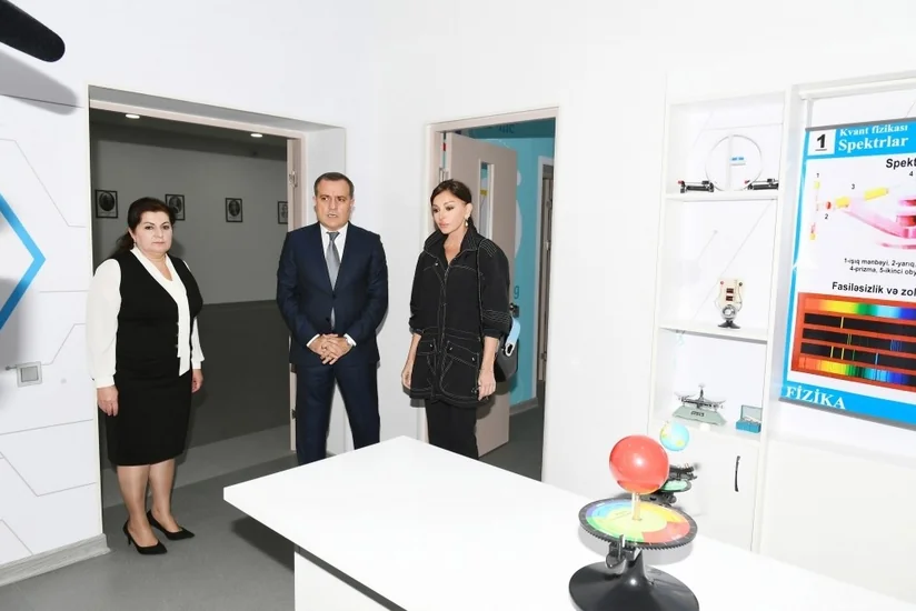 Mehriban Əliyeva Pirşağıdakı 10 saylı internat məktəbində əsaslı təmirdən sonra yaradılan şəraitlə tanış olub