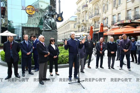 Bakıda heykəllər yuyulur