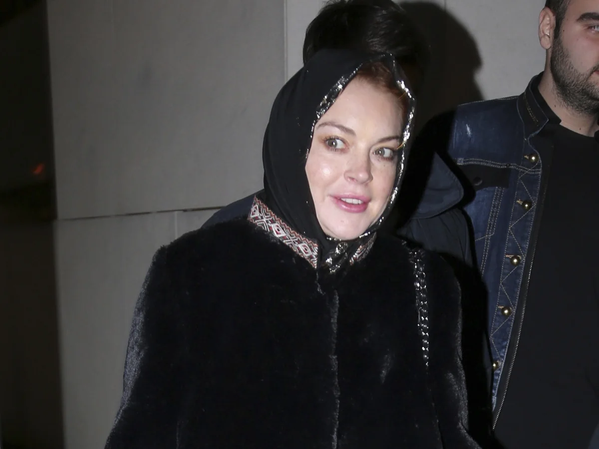 Aktrisa Lindsi Lohan örpək bağladığı üçün London aeroportunda saxlanılıb