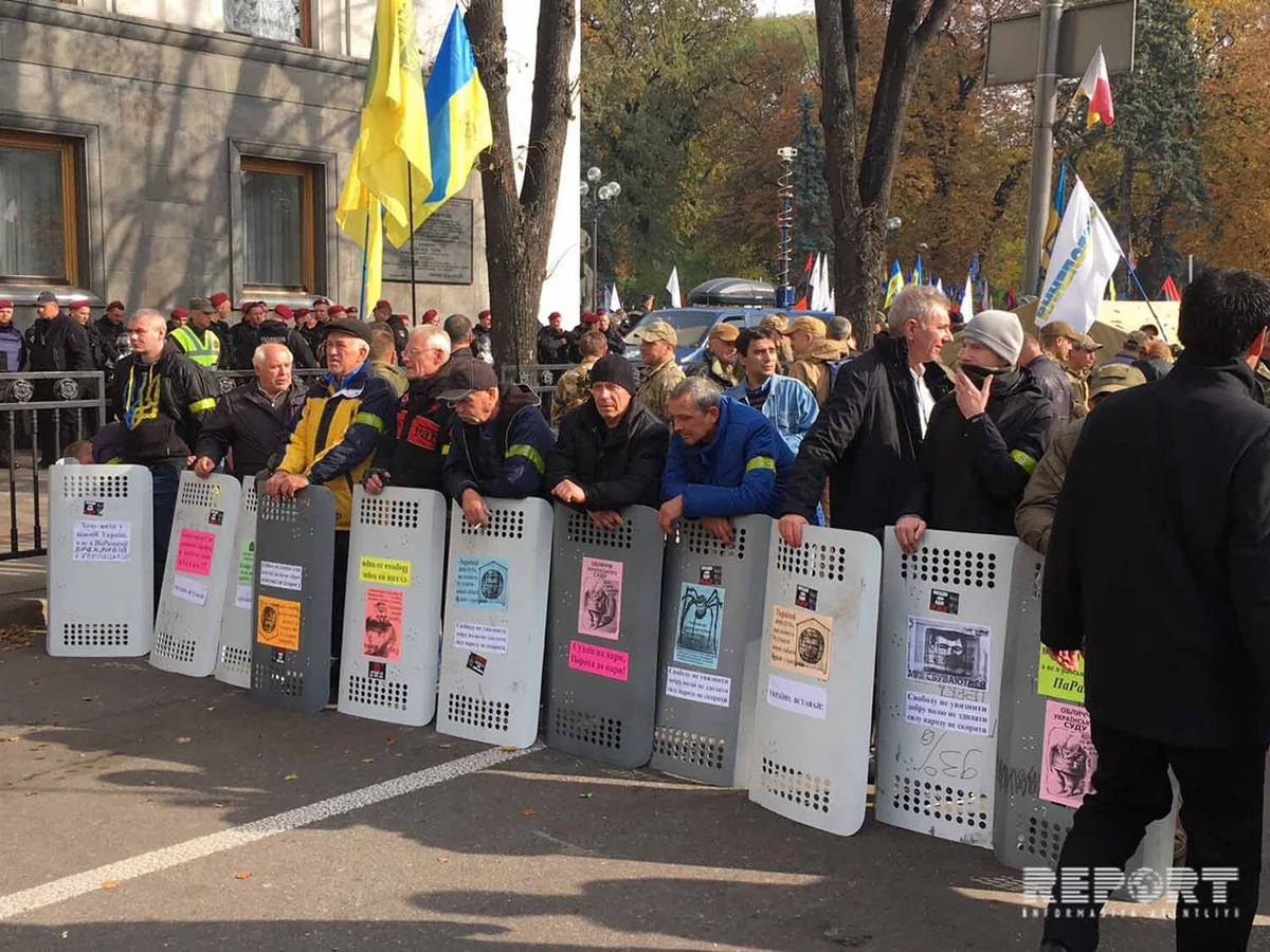 Number of protesters at Verkhovna Rada in Kyiv soars - PHOTO