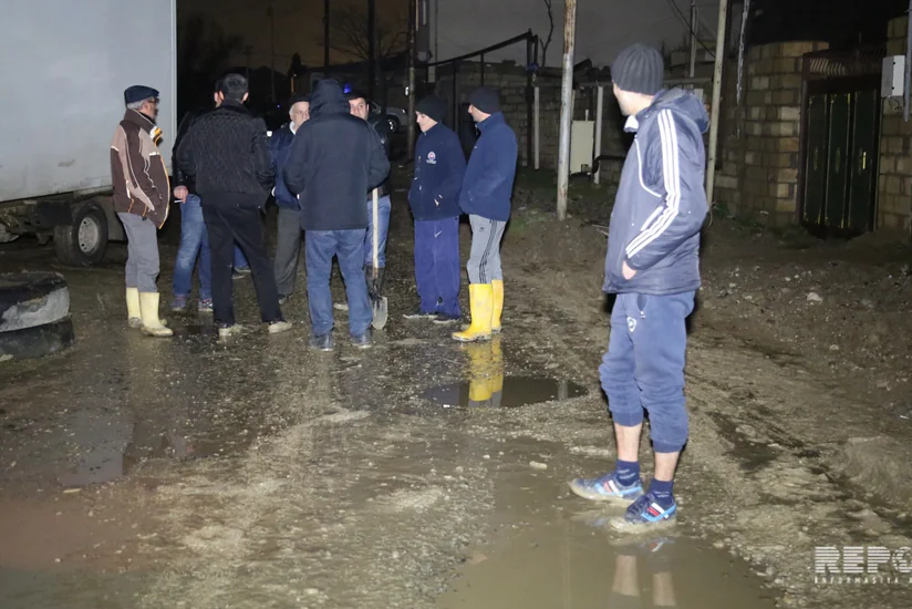 Bakıda su borusu partlayıb, 10 evi su basıb - VİDEO