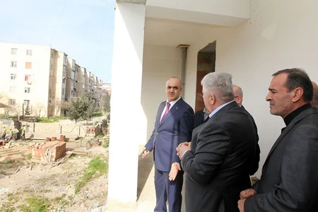 Qarabağ müharibəsi əlilləri və şəhid ailələri üçün inşa etdirilən yaşayış binasının tikintisinə baxış keçirilib