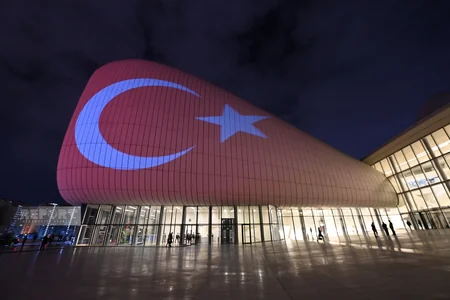 Heydər Əliyev Mərkəzi Türkiyə bayrağı ilə işıqlandırılıb