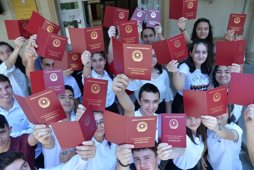 Bu il Bakı məktəblərini bitirən 1433 nəfərə fərqlənmə attestatı verilib