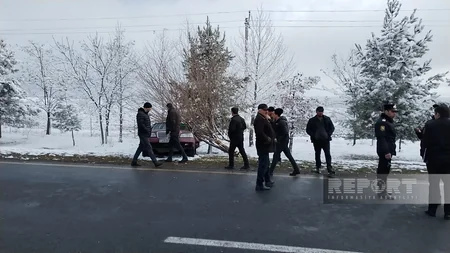 Oğuzda buzlu yolda idarəetmədən çıxan avtomobil ağaca çırpılıb, xəsarət alan var