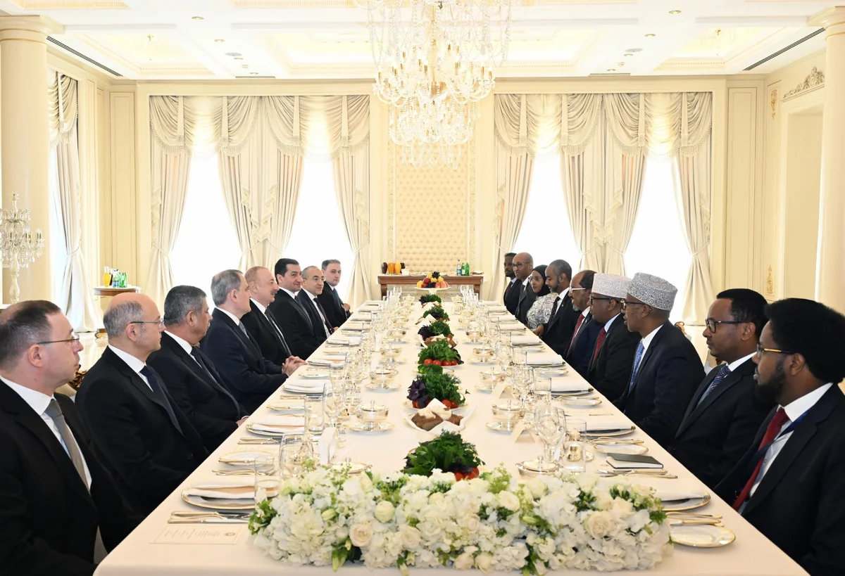 İlham Əliyevin Somali Prezidenti ilə lanç əsnasında geniş tərkibdə görüşü olub