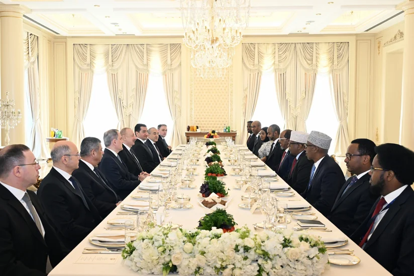İlham Əliyevin Somali Prezidenti ilə lanç əsnasında geniş tərkibdə görüşü olub