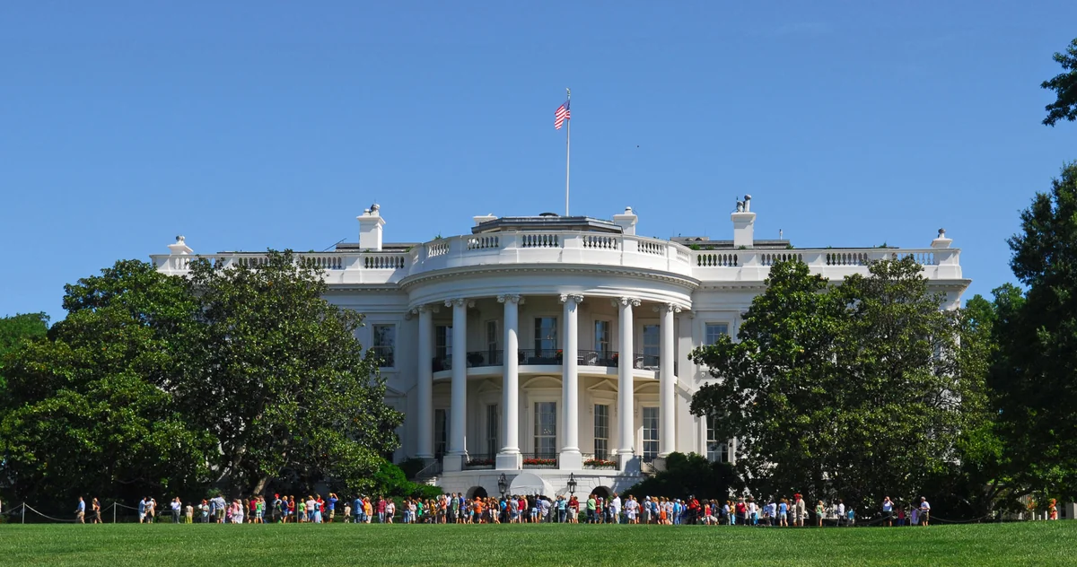 Ağ Evin 4 əməkdaşı istefa verdi