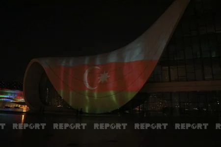 Heydər Əliyev Mərkəzinin üzərinə Azərbaycan bayrağı videoproyeksiya olunub