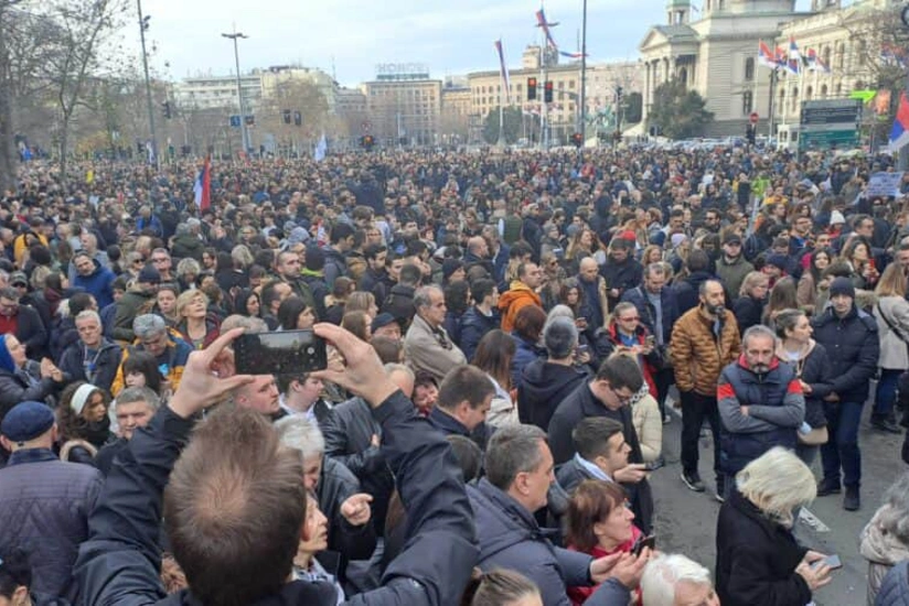 Serbiyada minlərlə insan etiraz aksiyasında iştirak edir