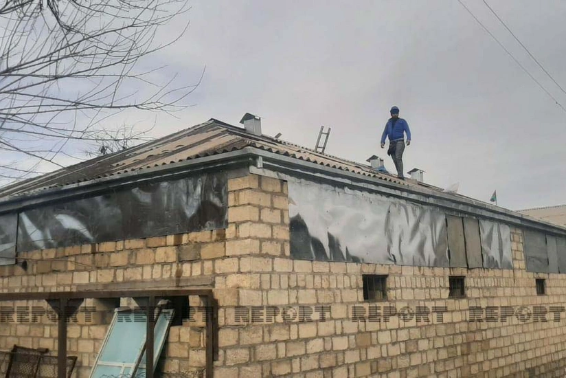 Naftalanda düşmən tərəfindən dağıdılan evlər yenidən bərpa edilir