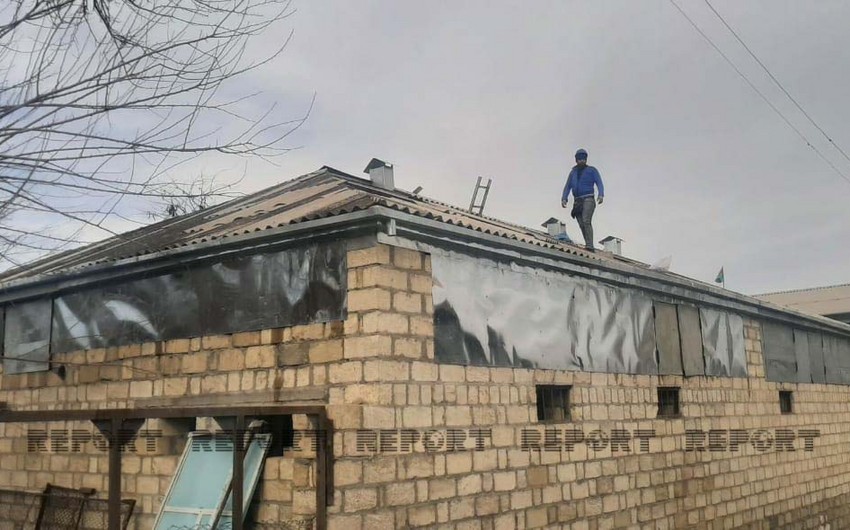 Naftalanda düşmən tərəfindən dağıdılan evlər yenidən bərpa edilir