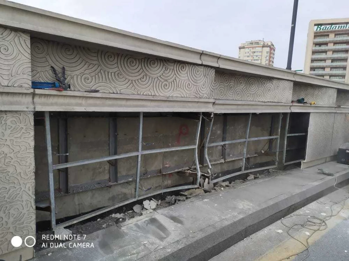 Bakıda qəza nəticəsində sıradan çıxmış fiber-beton üzlükləri bərpa edilib