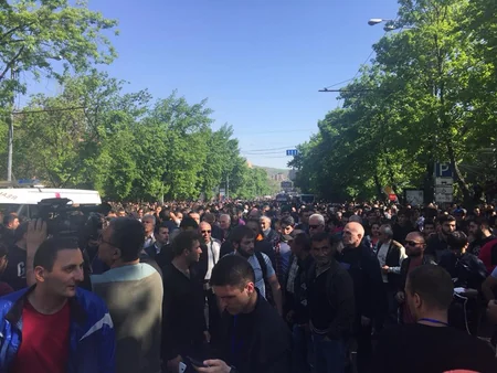 В Ереване протестующие прорвали полицейский кордон, достигнув здания Конституционного суда
