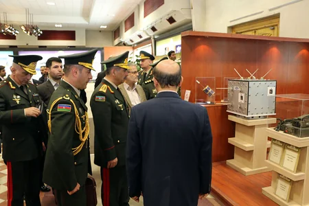 Azərbaycanın müdafiə naziri İranın müdafiə nailiyyətləri sərgisində olub - FOTO