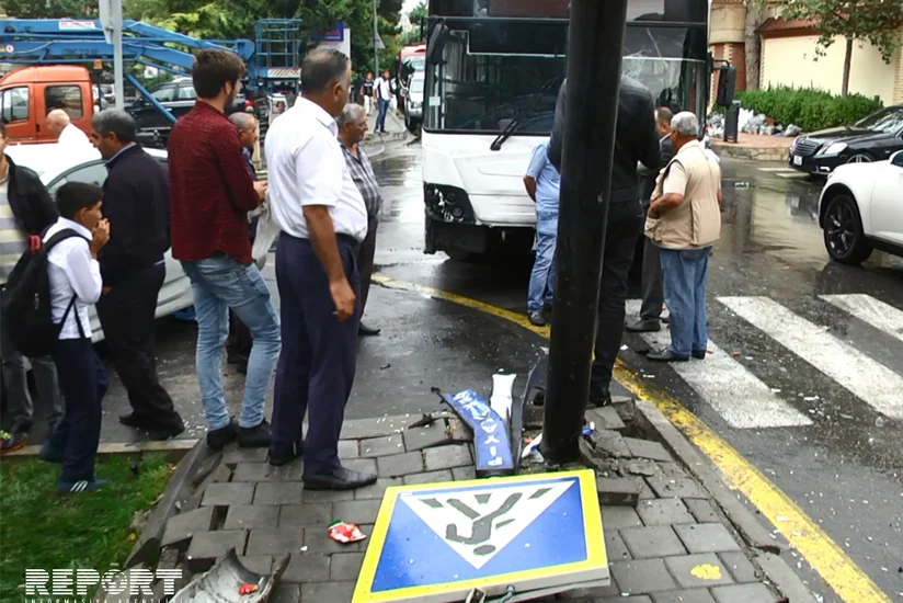 В Баку ехавший на высокой скорости пассажирский автобус совершил ДТП