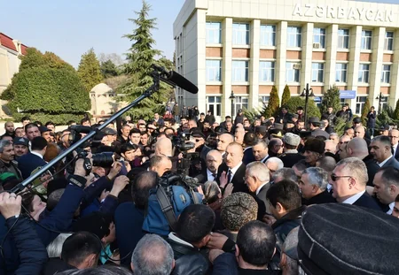 Prezident Ağsuda zəlzələnin nəticələrinin aradan qaldırılması ilə bağlı görülən işlərlə yerində tanış olub