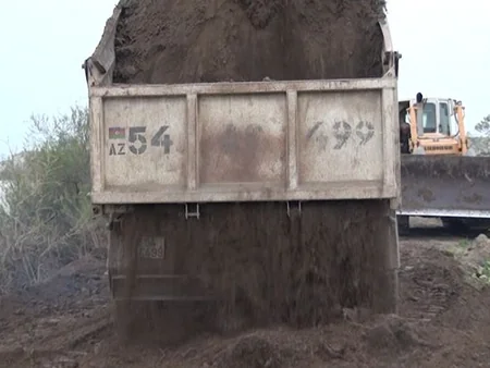 Salyanda təhlükəli bəndlərin bərpasına başlanılıb