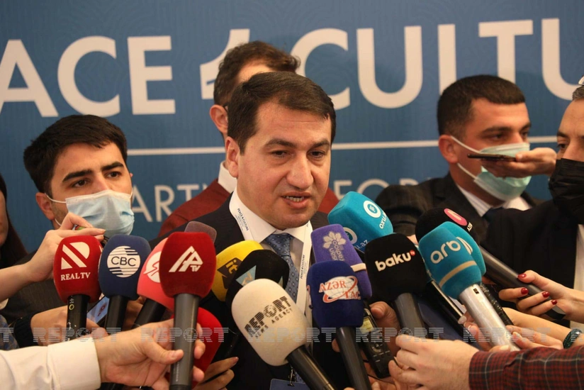 Prezidentin köməkçisi jurnalistlərə müraciət edib