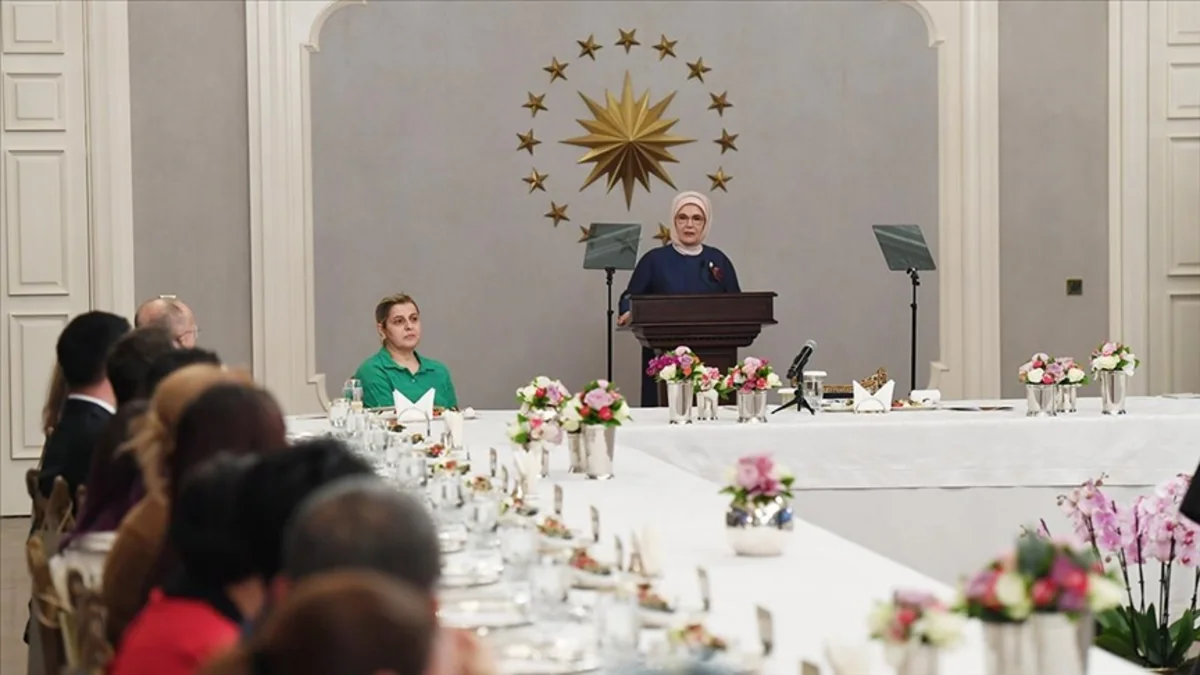 Əminə Ərdoğan iftar süfrəsi açıb, Sərvər Bəşirli ilə görüşüb