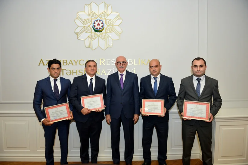 Təhsil Nazirliyi Bədii Yaradıcılıq Evinin direktorunu mükafatlandırıb