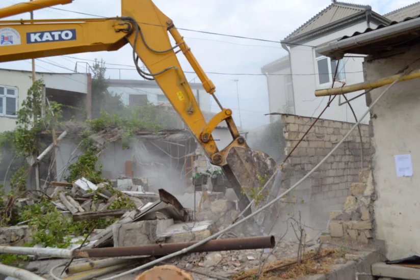 Bakıda aparılan söküntü işləri bankları narahat etməyə başlayıb