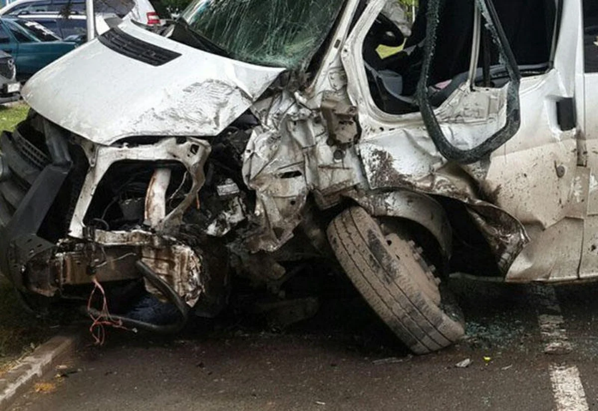 Bakıda məktəbliləri daşıyan mikroavtobus qəzaya düşüb