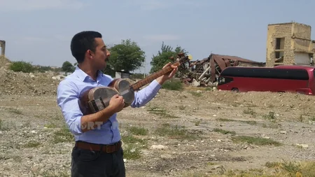 Xaricdə təhsil almış məzunlar Ağdam Dövlət Dram Teatrının qarşısında milli musiqilərimizi ifa ediblər