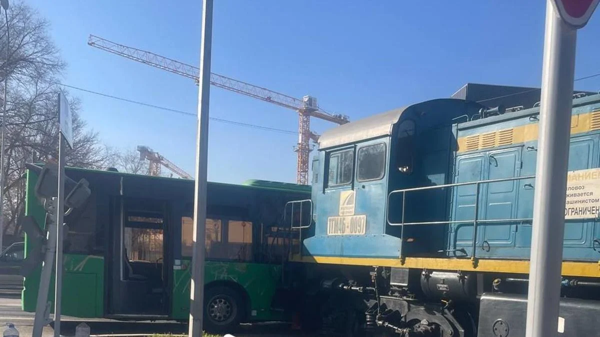 Шесть человек пострадали при столкновении тепловоза и автобуса в Алматы