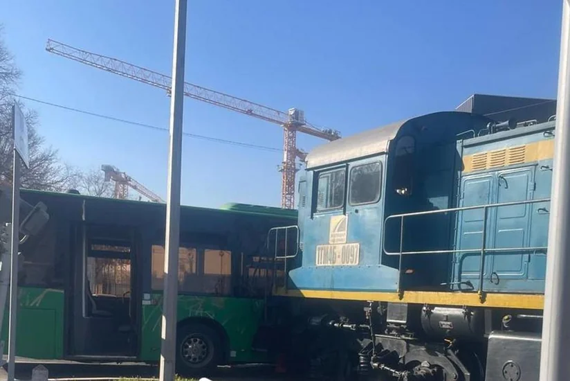 Шесть человек пострадали при столкновении тепловоза и автобуса в Алматы