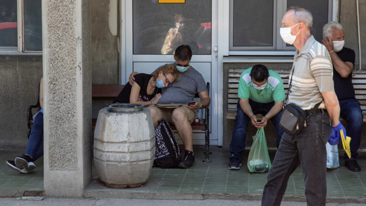 Serbiyada tibbi maska taxmayanlar cərimə ediləcək