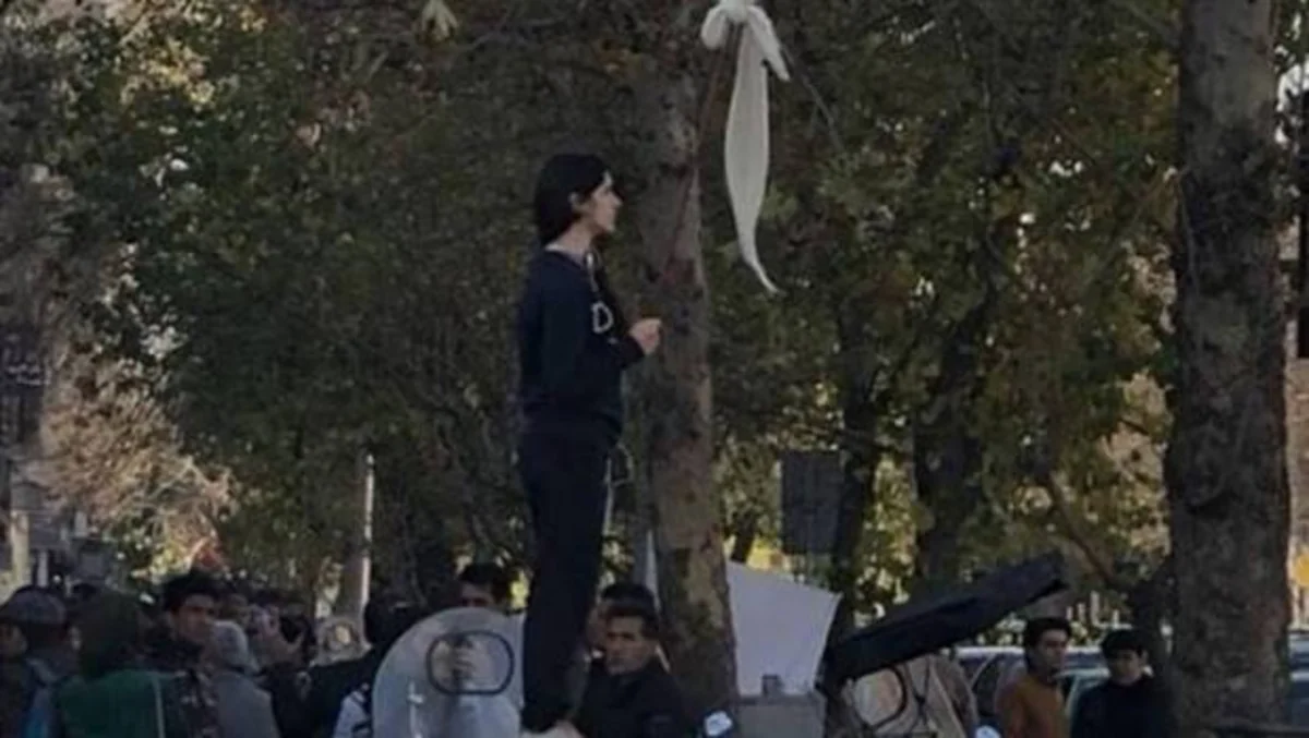 В Иране женщина сожгла на костре головной убор в знак протеста существующим правилам одежды
